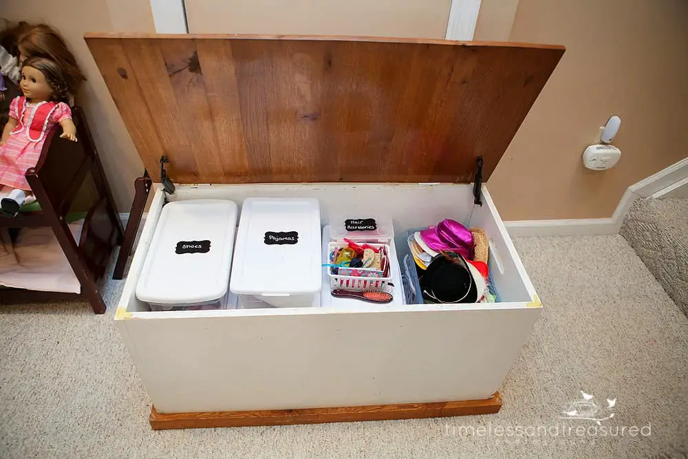 How to organize girl toys. I love all these ideas for DIY toy storage especially for girl toys.