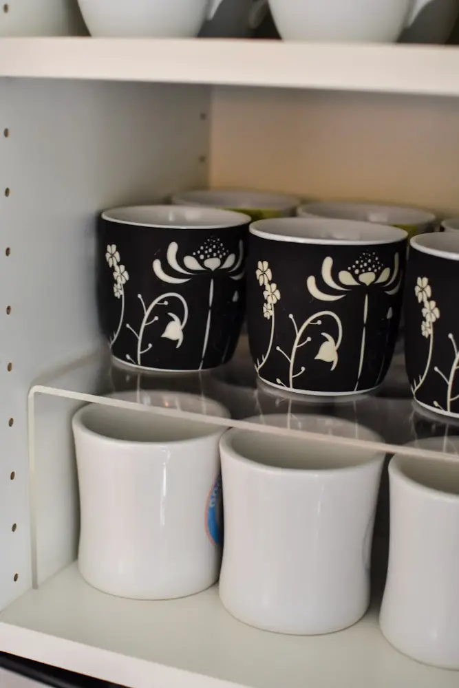 coffee mug organization shelf
